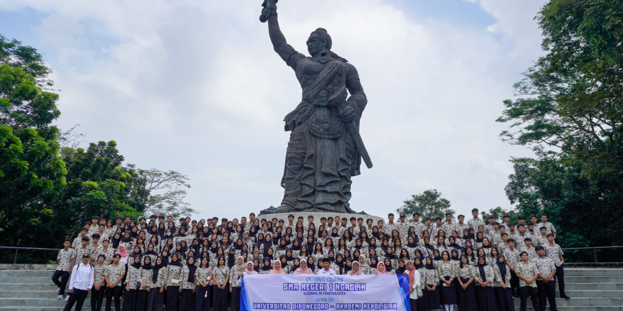 Kelas XII Gelar Outing Class ke Semarang