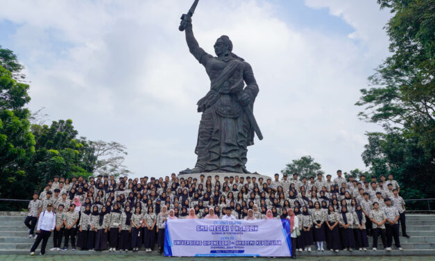 Kelas XII Gelar Outing Class ke Semarang
