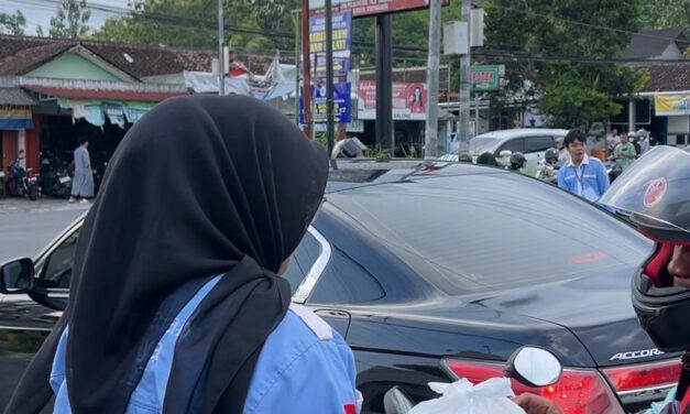 Rohis, OSIS, dan MPK SMAN 1 Ngaglik Gelar Takjil on the Road