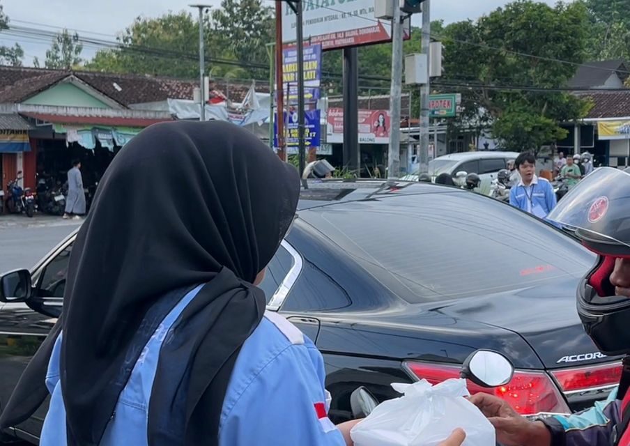 Rohis, OSIS, dan MPK SMAN 1 Ngaglik Gelar Takjil on the Road